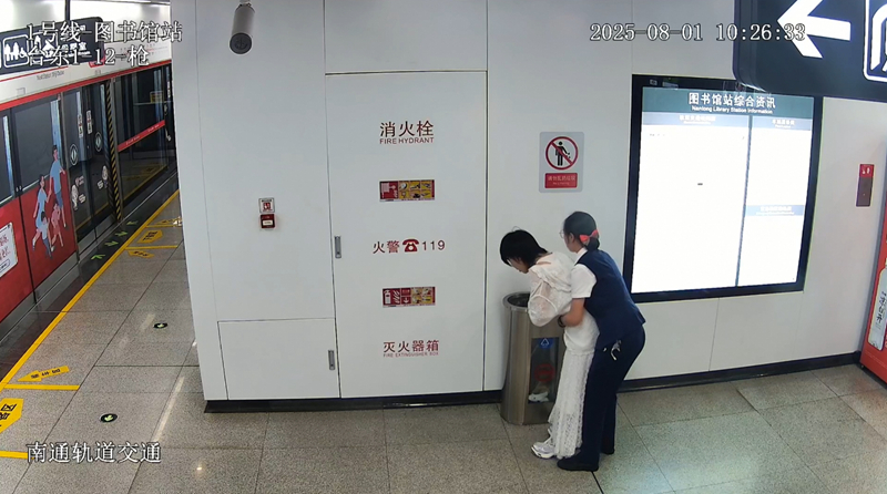 罗媛救助乘客监控视频截图。南通地铁提供