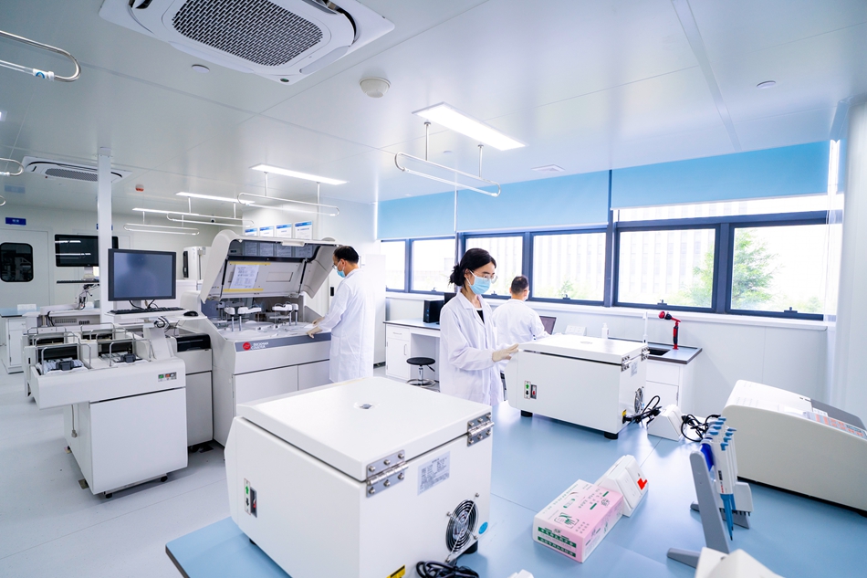 华银康医学检验实验室内，研究人员在收集样本数据用于智慧病理平台分析检验。受访企业供图
