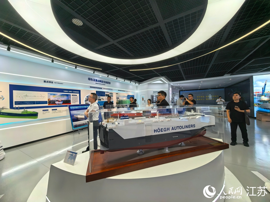 采风团参观海门招商局重工（江苏）有限公司。人民网记者 王继亮摄