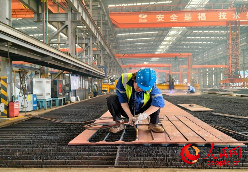 欽實佳美車間，16000噸深遠海自航鋪纜船正在建造中。人民網記者 馬曉波攝