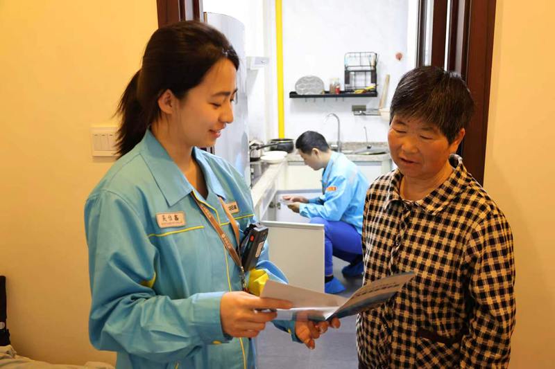 天然氣銷售江蘇宿遷公司安檢員在碧桂園小區開展入戶安檢工作。企業供圖