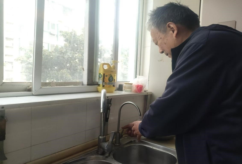 泗阳县东方现代城小区居民使用管道直饮水。张瑞摄