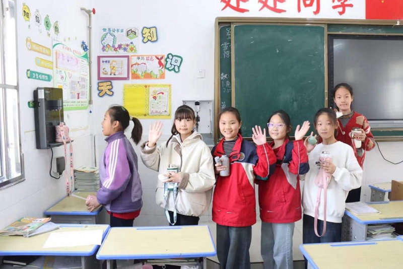 泗阳县第二实验小学学生课间排队接水。张瑞摄