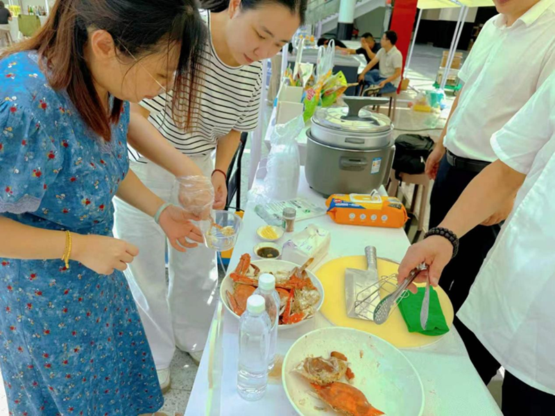 南京市民品尝梭子蟹。赣榆区委宣传部供图