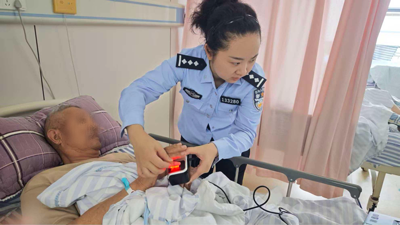 民警為失能群眾上門辦理身份証。沭陽縣政務服務中心供圖