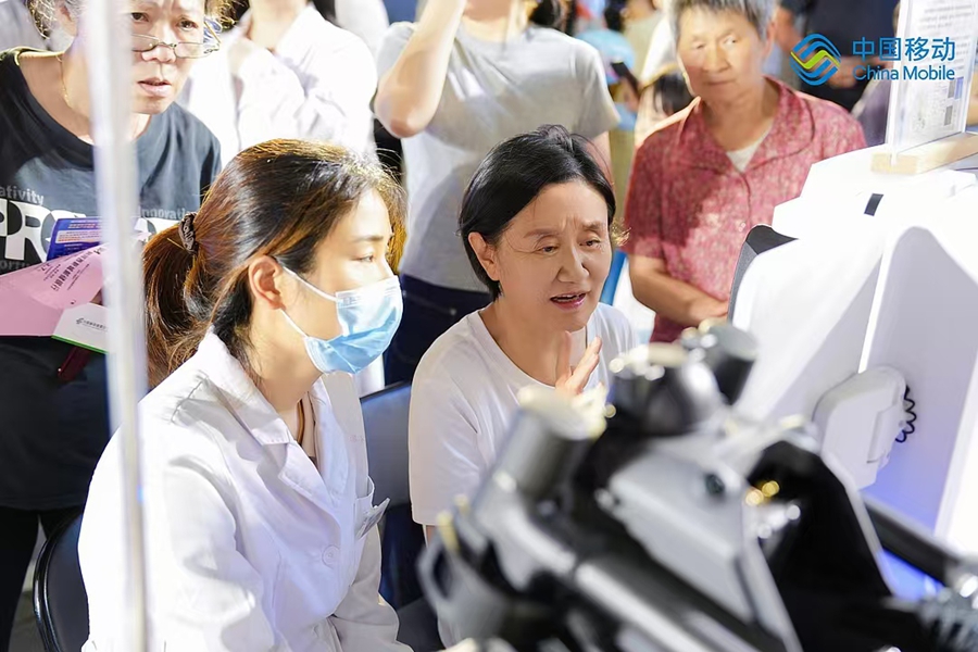 市民体验AI医疗诊断。江苏移动供图