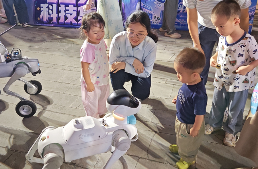 儿童与机器狗互动。江苏移动供图