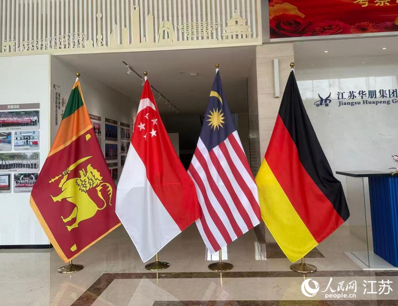 企业办公楼内挂出的部分客商所在国的国旗。人民网 赵登岩摄