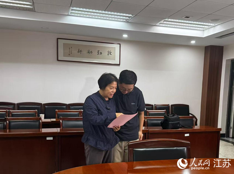 孙金娣（左侧）回访江苏储新科技。人民网记者 马晓波摄