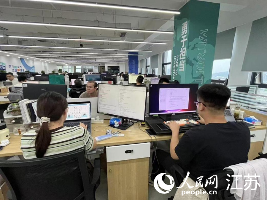 工程师调用AI大模型工作。人民网 李静晔摄