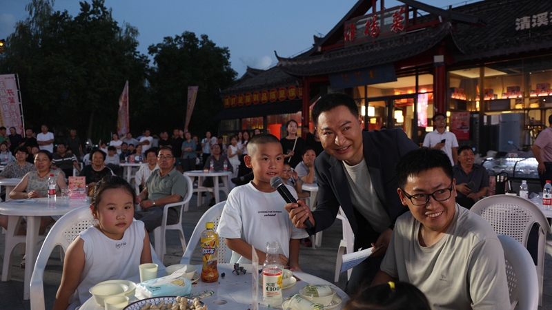 市民参与答题活动。刘武摄