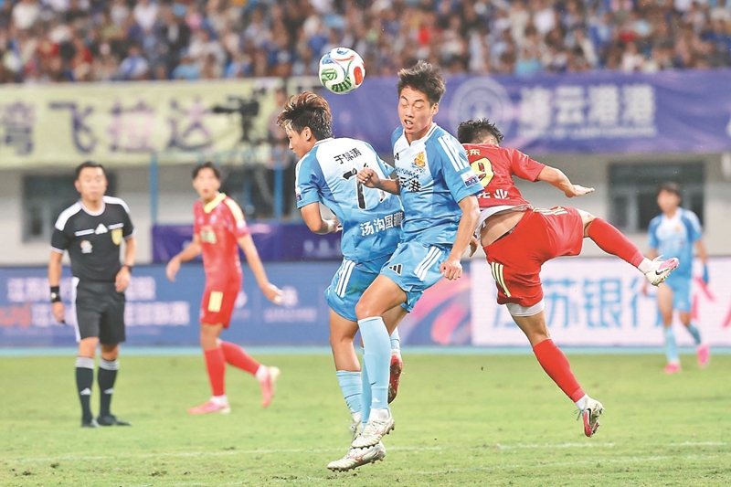 9月5日晚，2026“苏超”比赛连云港赛区迎来本赛季最后一个主场，连云港队坐镇连云港市体育中心体育场迎战南通队。经过90分钟激烈对决，连云港队0比1惜败南通队，南通队斩获晋级八强至关重要的3分。万程鹏摄