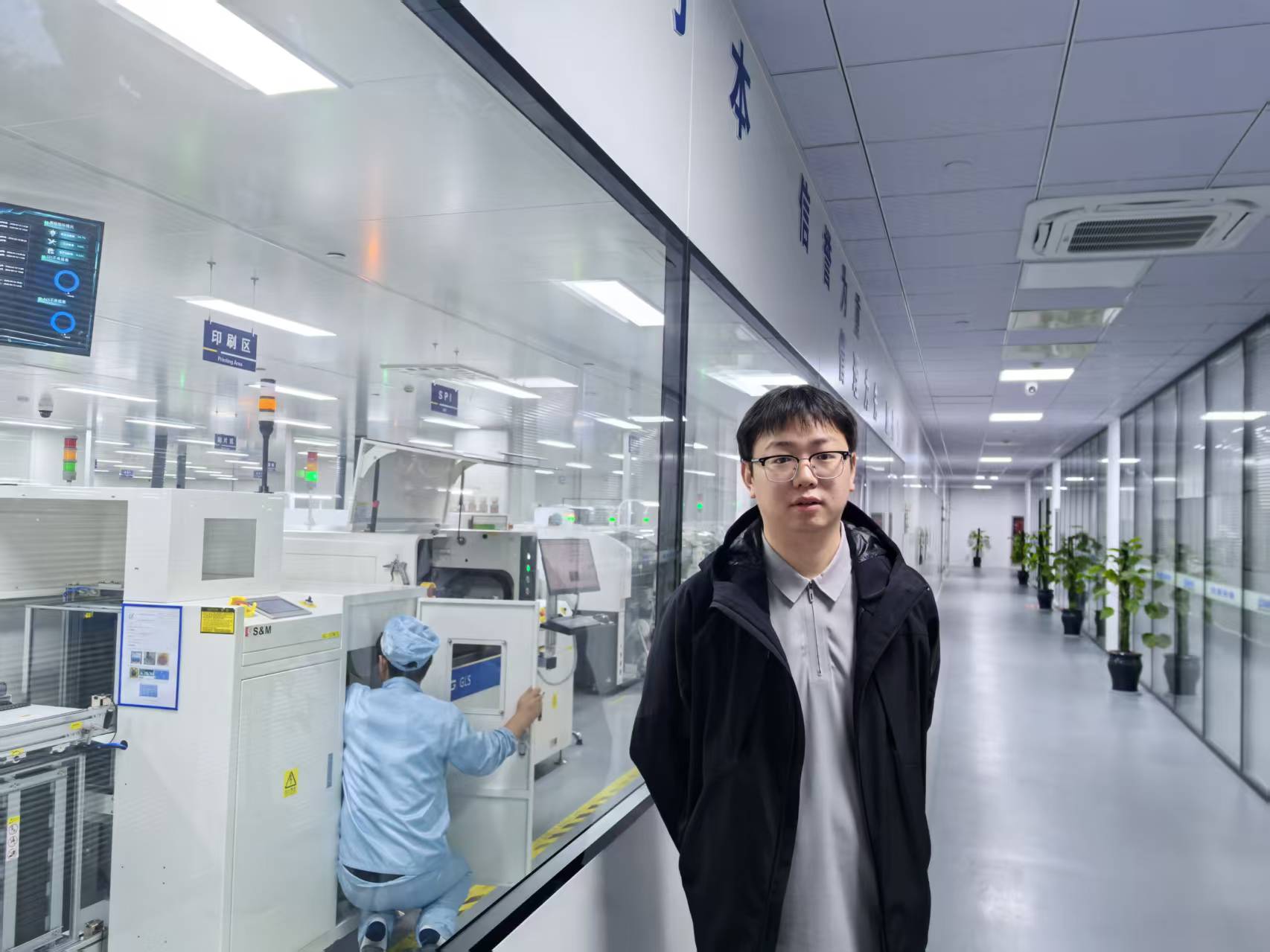 陈龙腾在高喜电子查看生产线。 受访者供图