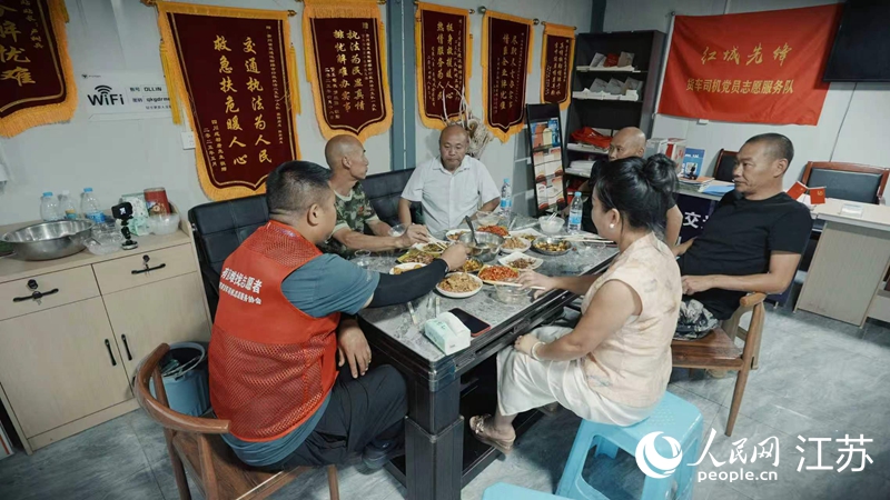 师傅们在红城驿站·司机之家共进晚餐。人民网 范尧摄