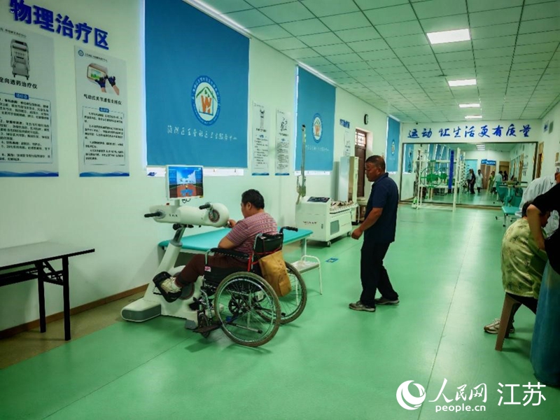 王营社区卫生服务中心康复室内,病人正在做康复性锻炼。人民网记者 江楠摄