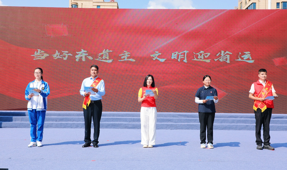代表共同发出文明迎省运倡议。贾新新摄