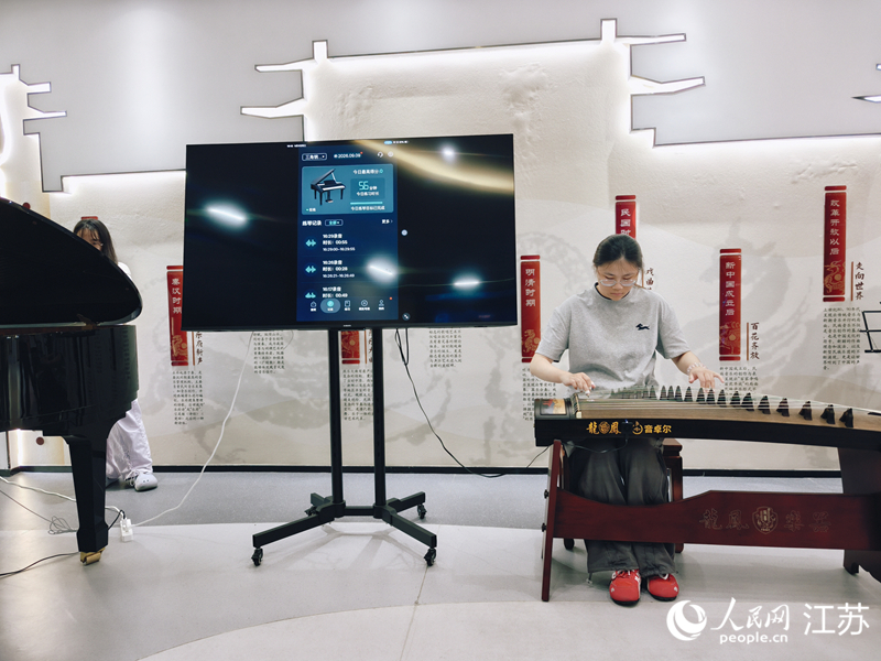 乐合数据开发的乐器采集盒能分析演奏并借助大模型分析。人民网记者 鞠峰摄