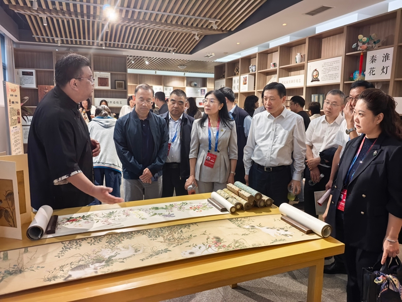 高校代表团参观南京市建邺区莫愁中专非遗馆。南京市人社局供图