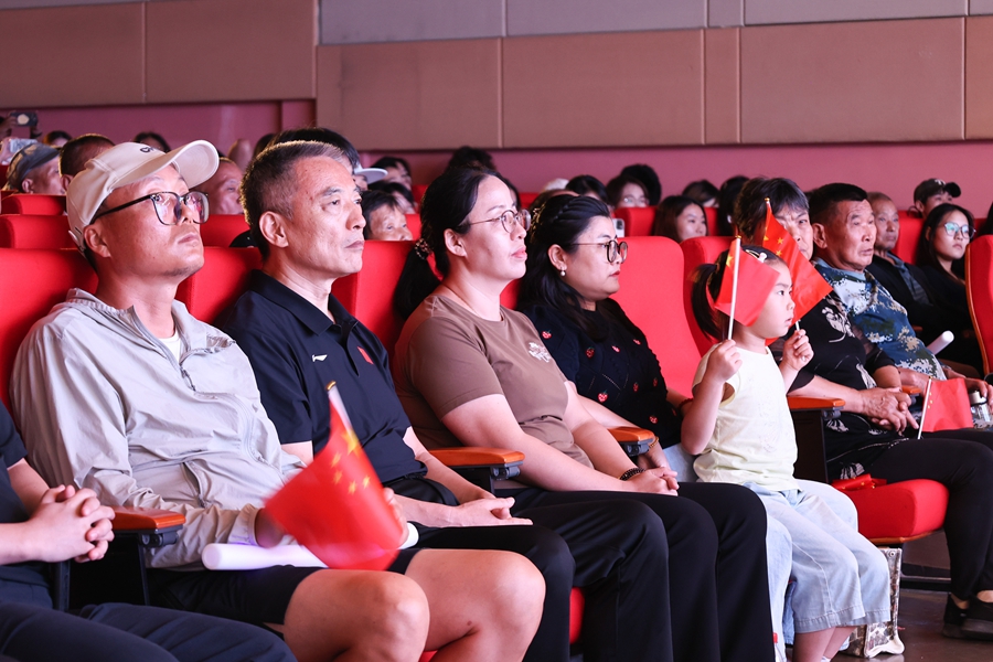 社区居民与学校师生同场观看。南京溧水开发区供图