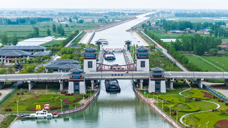宿连航道宿豫船闸放行忙。张堃摄