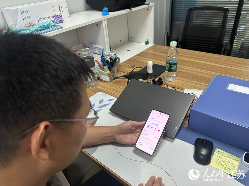 刘元元通过南通“人才政策e算通”小程序测算人才补贴政策适配情况。人民网 赵登岩摄
