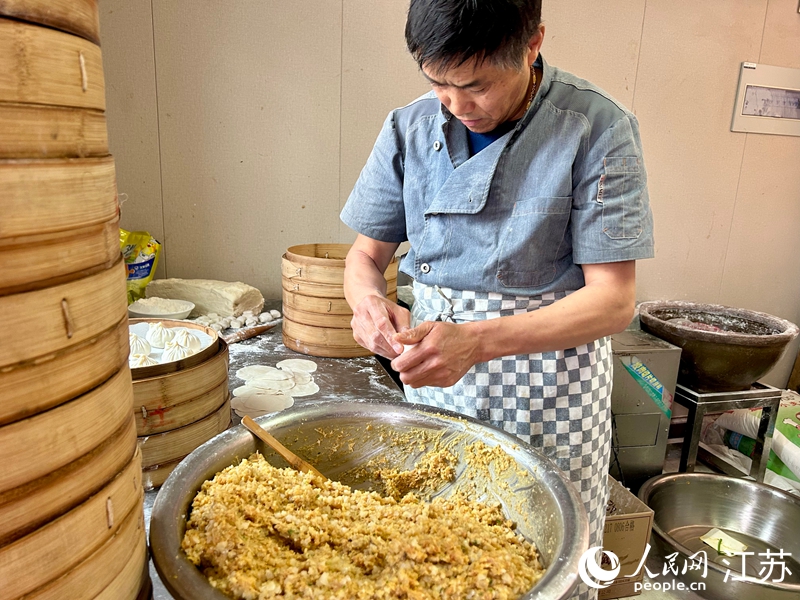 行进中国｜蟹黄汤包抢“鲜”记