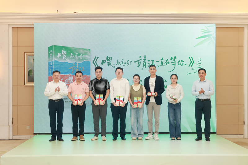 靖江市向企业家、新靖江人代表赠书。朱其摄