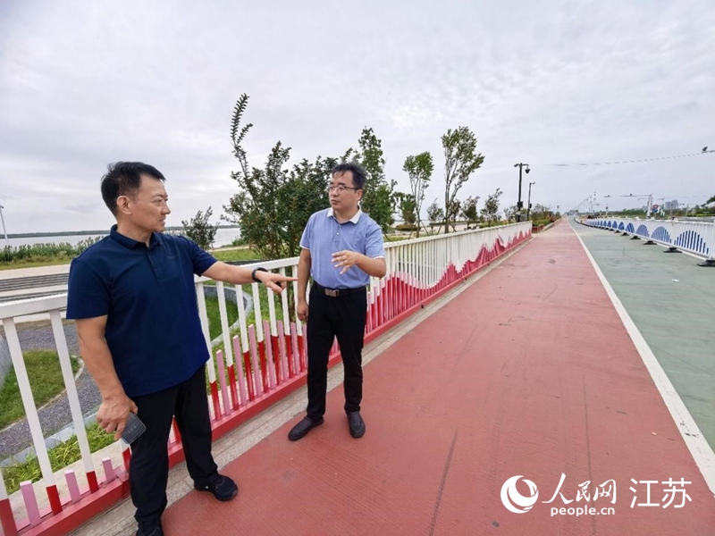 朱新昌（左一）与海门区水利局副局长郁杰弓实地调研江堤路。人民网记者 王继亮摄