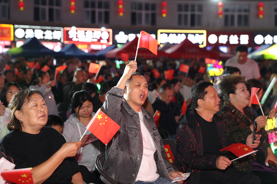 烟火尅街·盱眙龙虾音乐嘉年华活动现场。冯家瑢摄