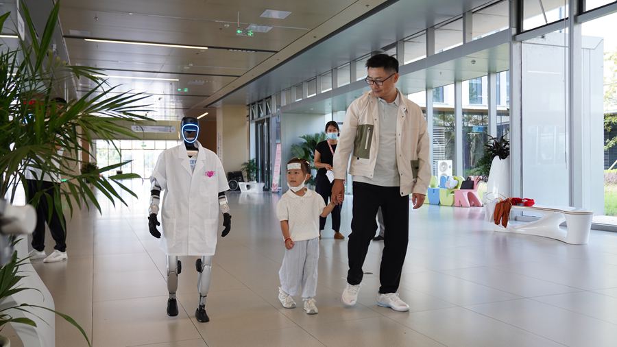 宝应县妇幼保健院的导诊机器人荷小宝正引导患者前往儿童保健门诊。江苏移动供图