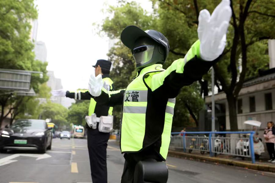 机器人在常州市局前街小学上学高峰期开展智能交通引导。江苏移动供图