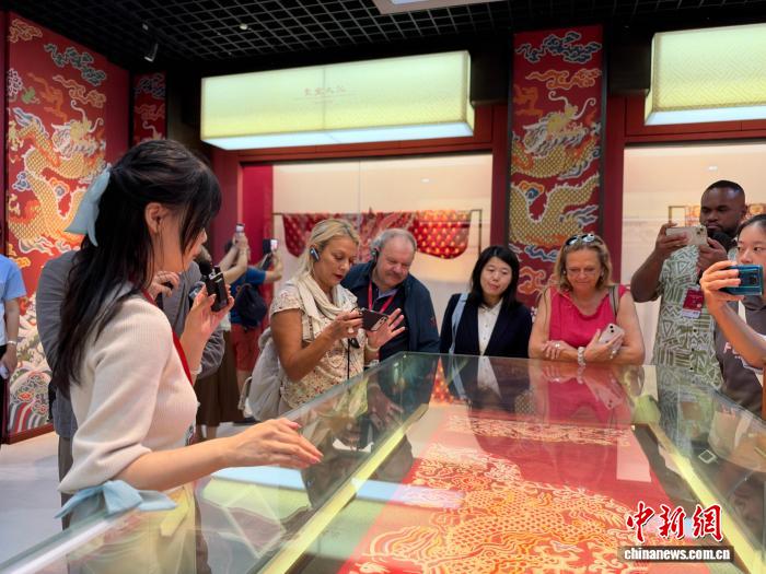 中外记者走进南京云锦博物馆，了解非物质文化遗产南京云锦织造技艺。中新网记者 徐珊珊 摄