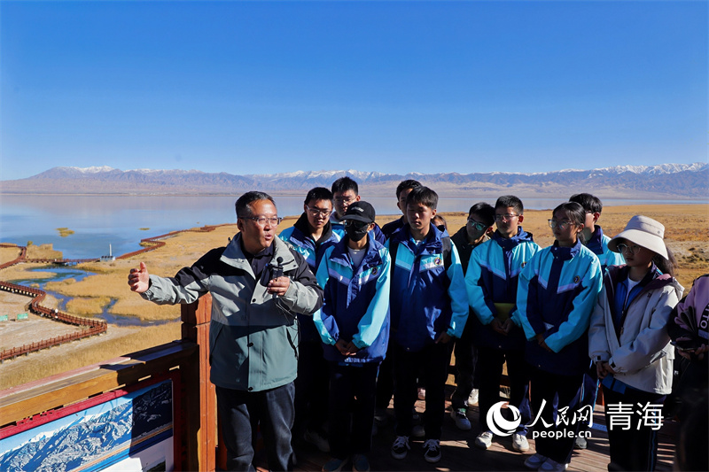 乌兰县第一中学学生走进都兰湖国家湿地公园。人民网 顾斐菲摄
