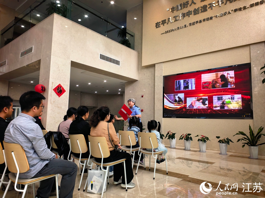 中国好人、信访民警刘婵在盐城好人馆作宣讲。 人民网记者 张玉峰摄