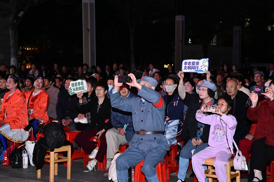 群众参与节目互动。沭阳县文明办供图