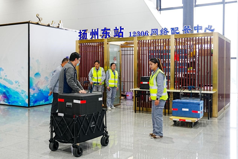 工作人员配送餐食。扬州生态科技新城供图