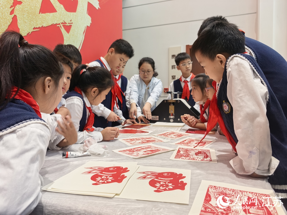 小學生在少兒版畫活動中心學習版畫技藝。 人民網記者 張玉峰攝