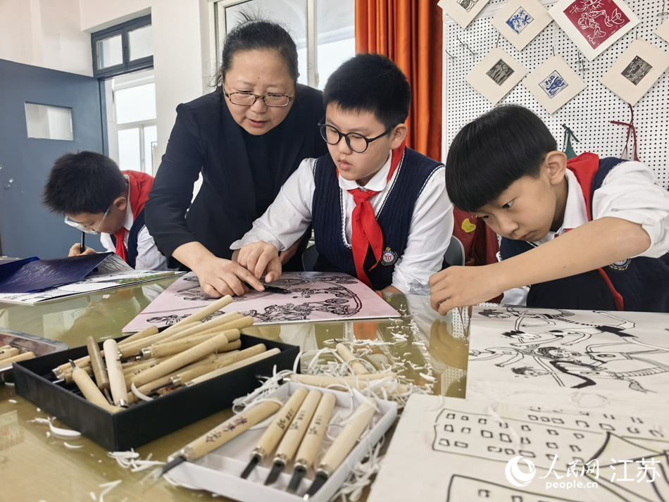 東海縣實驗小學老師指導學生版畫創作。 人民網記者 張玉峰攝