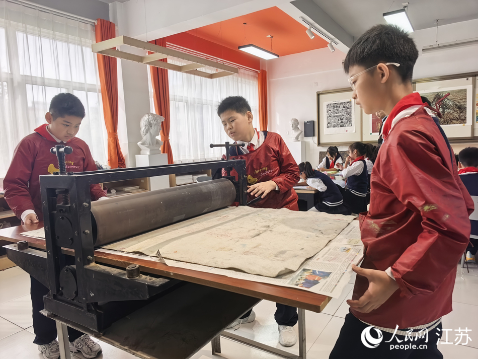 東海縣實驗小學學生在學習版畫制作技藝。 人民網記者 張玉峰攝