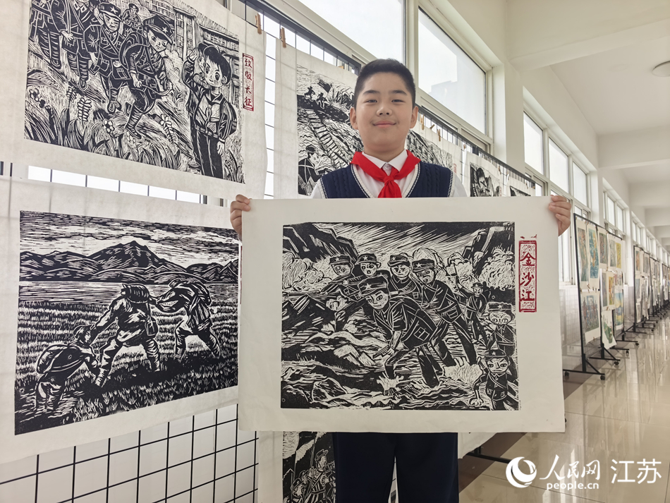 紅領巾創想版畫社團成員創作的一副長征主題版畫。 人民網記者 張玉峰攝