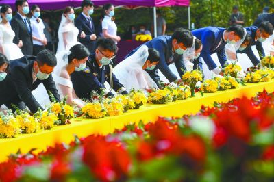 江苏南京：百名新婚夫妇向雨花英烈献花