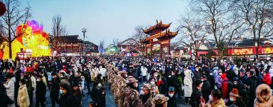 夫子庙景区游人如织，众多南京市民和外地游客在此观光游玩，感受浓浓节日气氛。