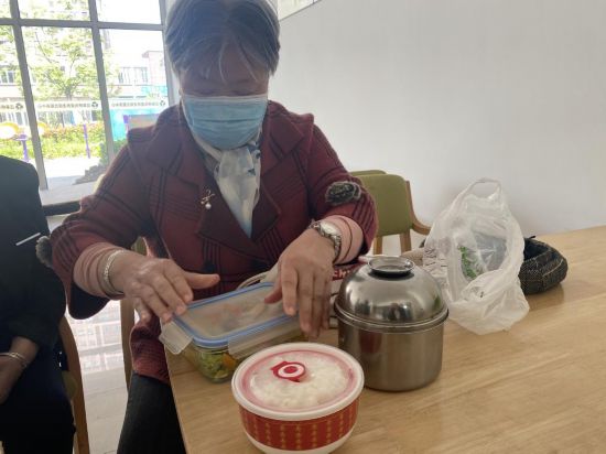 范阿姨正在打包饭菜。人民网 杨维琼摄