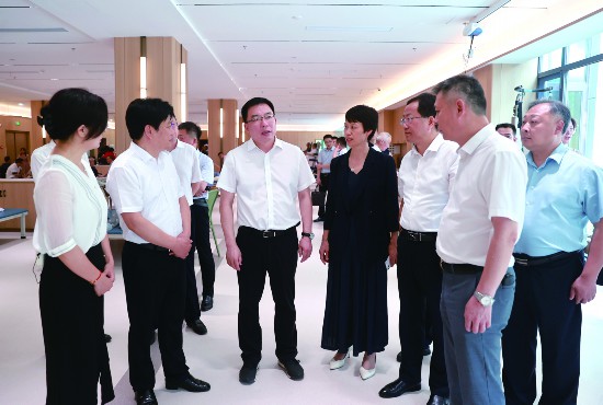 南通如皋市委書記何益軍率隊調研華醫大健康與如皋醫養康養產業深度融合工作