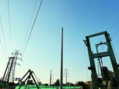凤集大道隧道工程正设立钢管和防护网确保高压下施工安全。 南京日报/紫金山新闻记者 何钢 摄