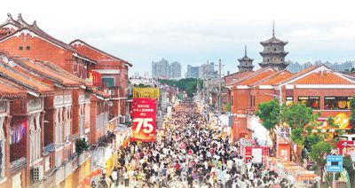 游客在福建省泉州市西街游玩。张九强摄（新华社发）