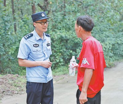 江苏邳州市公安局新河派出所民警沈成（左）走访村民。汤 峰摄