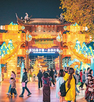 市民、游客前来观赏秦淮灯会。