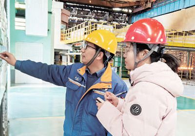 姚雪青（右）在梅钢采访无人产线。王振坤摄