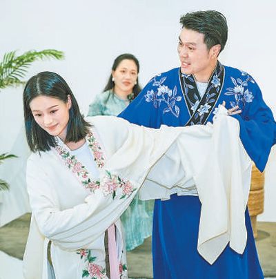 小剧场锡剧《聊斋·紫尾》演出前的导赏活动上，演员为观众展示锡剧表演动作。以上图片均为无锡市锡剧院提供